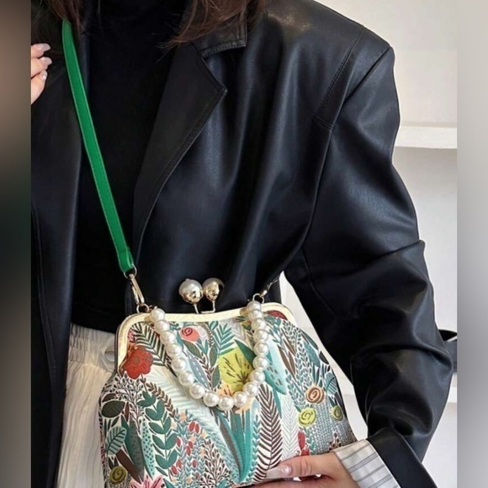✨NEW✨ Clip-On Chinese Shoulder Crossbody purse Pearl Chain - embroidered floral - Picture 3 of 8